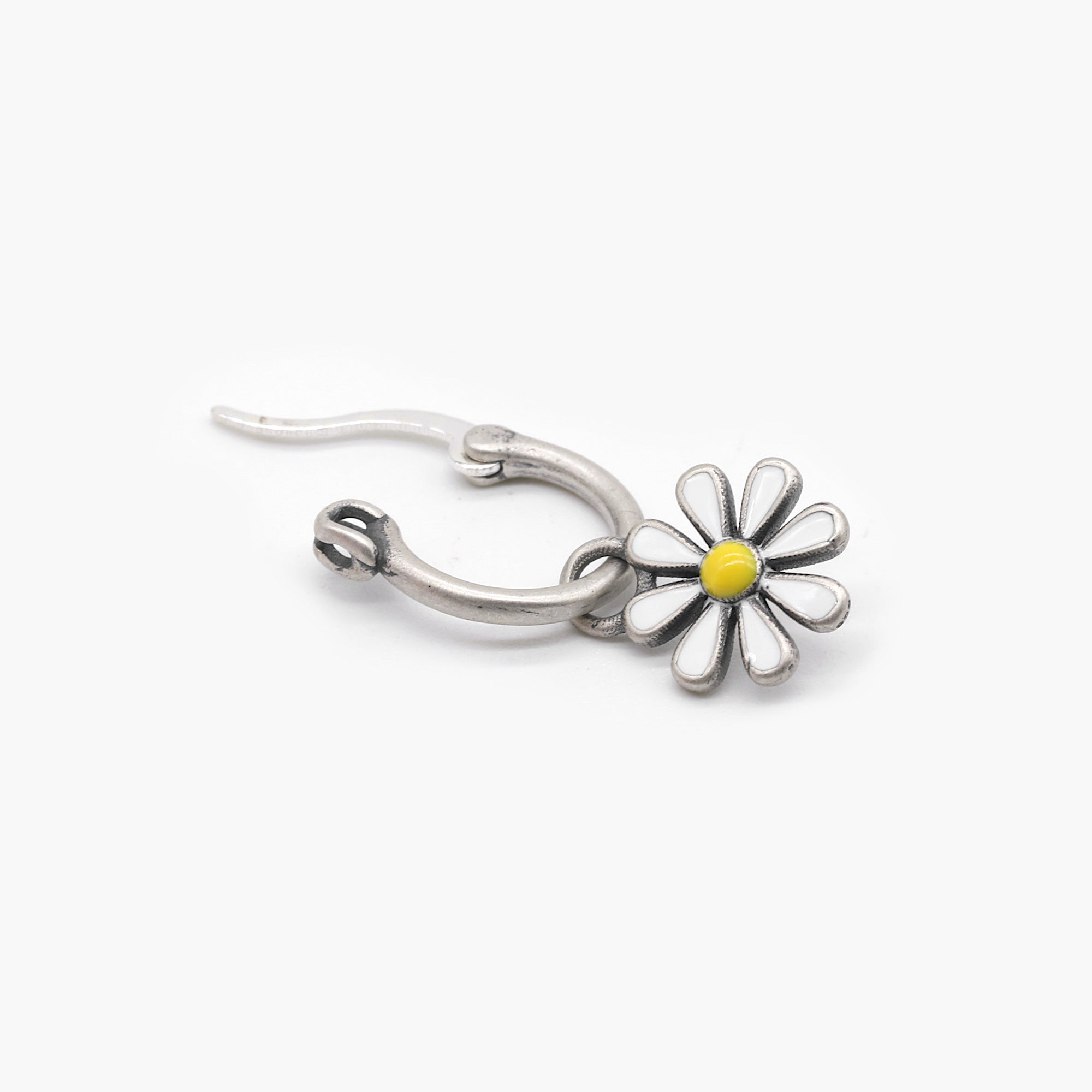 Enamelled Daisy Sterling Silver Earring-Earring-Kompsós