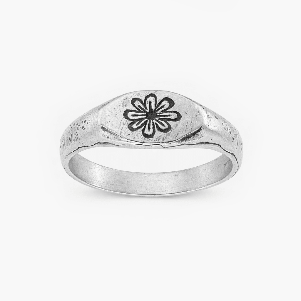 Engraved Daisy Sterling Silver Ring-Ring-Kompsós