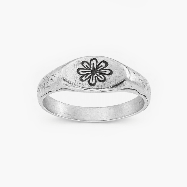 Engraved Daisy Sterling Silver Ring-Ring-Kompsós