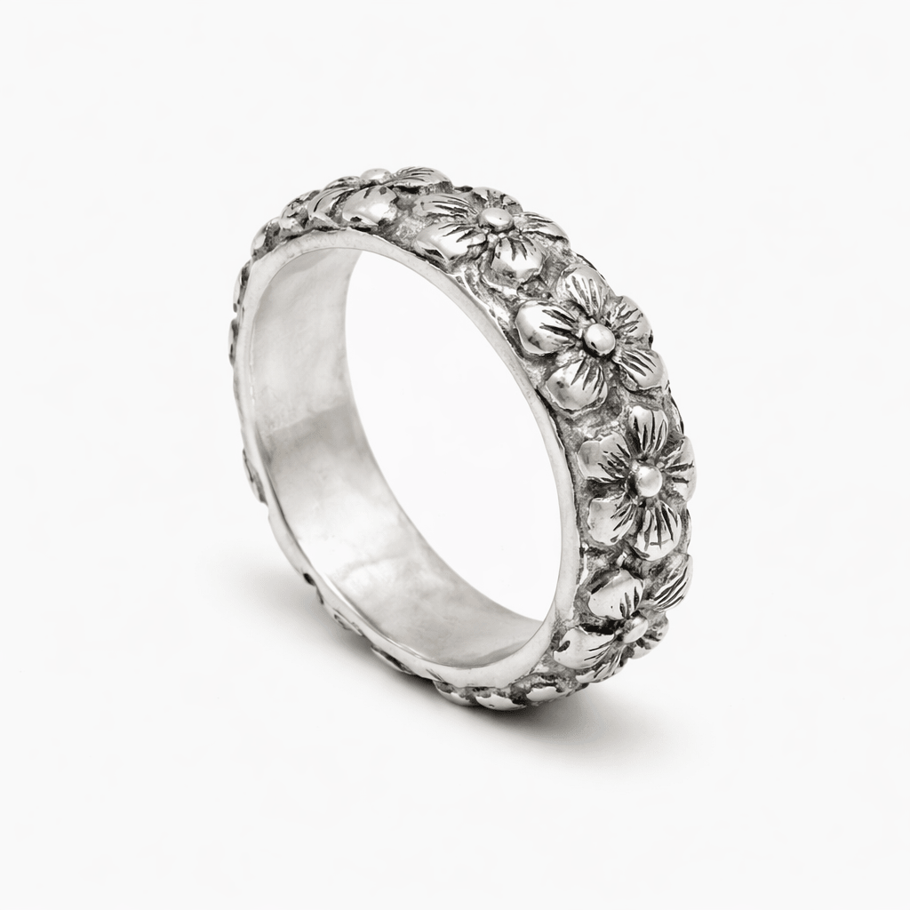 Hand Forged Sterling Silver Ring With Embossed Daisy-Ring-Kompsós