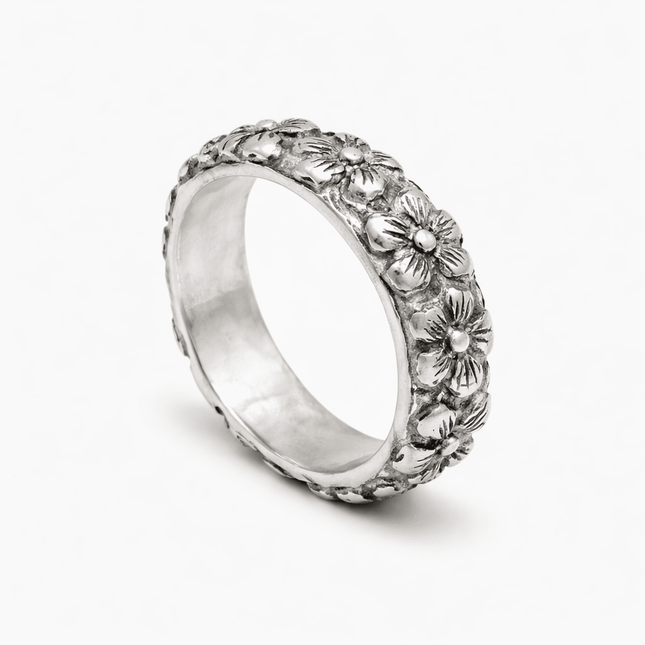 Hand Forged Sterling Silver Ring With Embossed Daisy-Ring-Kompsós