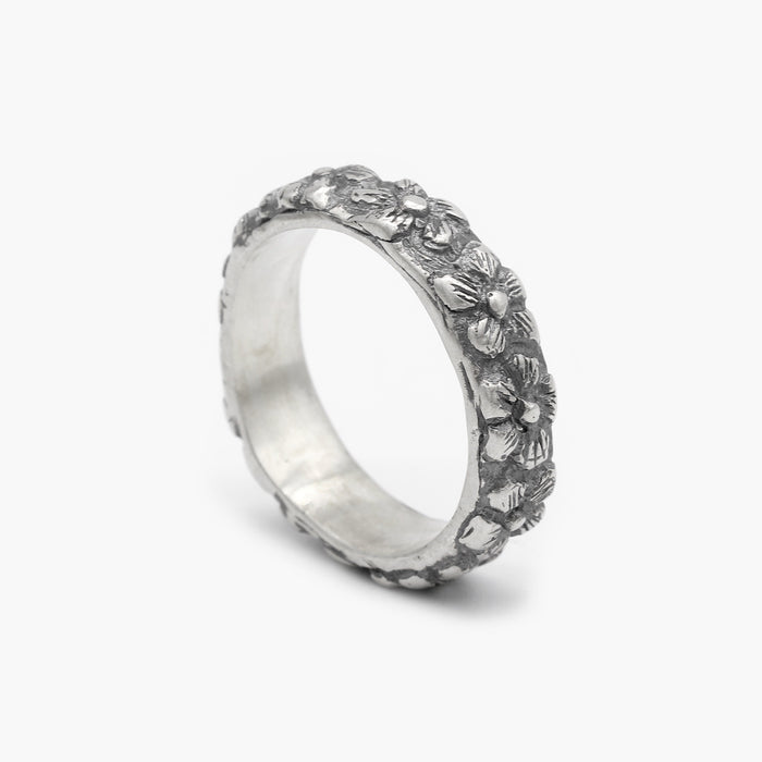 Hand Forged Sterling Silver Ring With Embossed Daisy-Ring-Kompsós