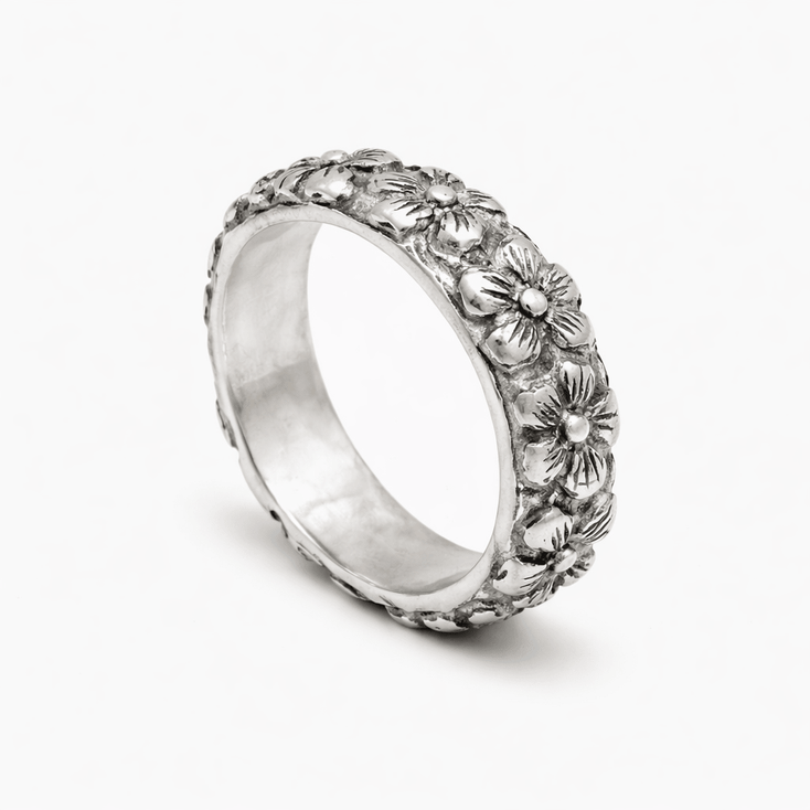 Hand Forged Sterling Silver Ring With Embossed Daisy-Ring-Kompsós