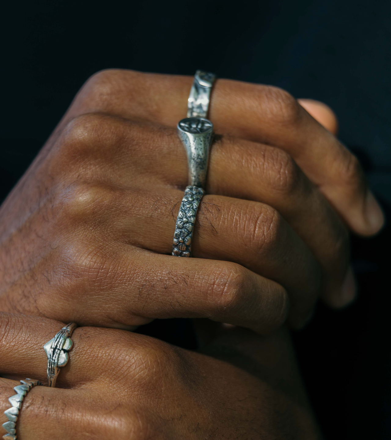 Hand Forged Sterling Silver Ring With Embossed Daisy-Ring-Kompsós