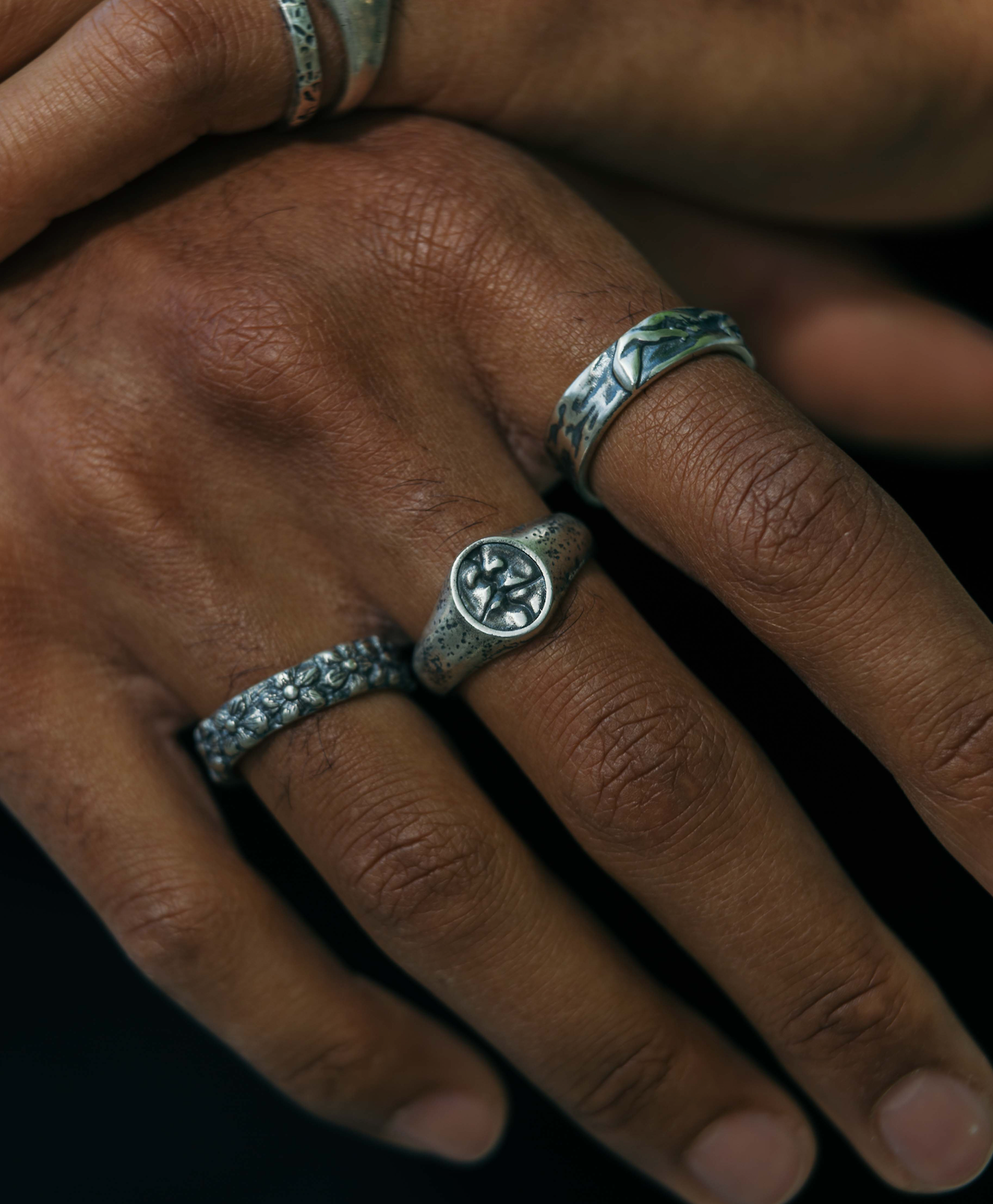 Hand Forged Sterling Silver Ring With Embossed Daisy-Ring-Kompsós