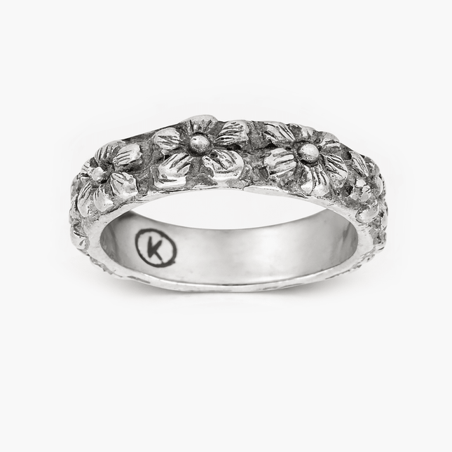 Hand Forged Sterling Silver Ring With Embossed Daisy-Ring-Kompsós