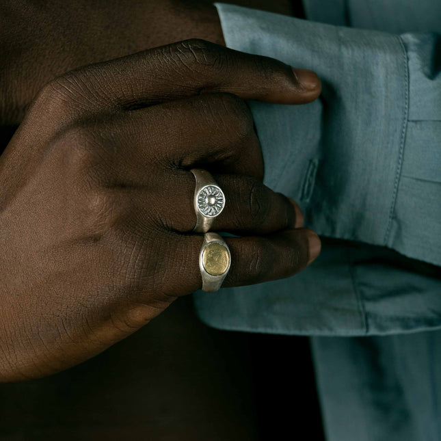 Round Sterling Silver Ring With Gold Details-Ring-Kompsós