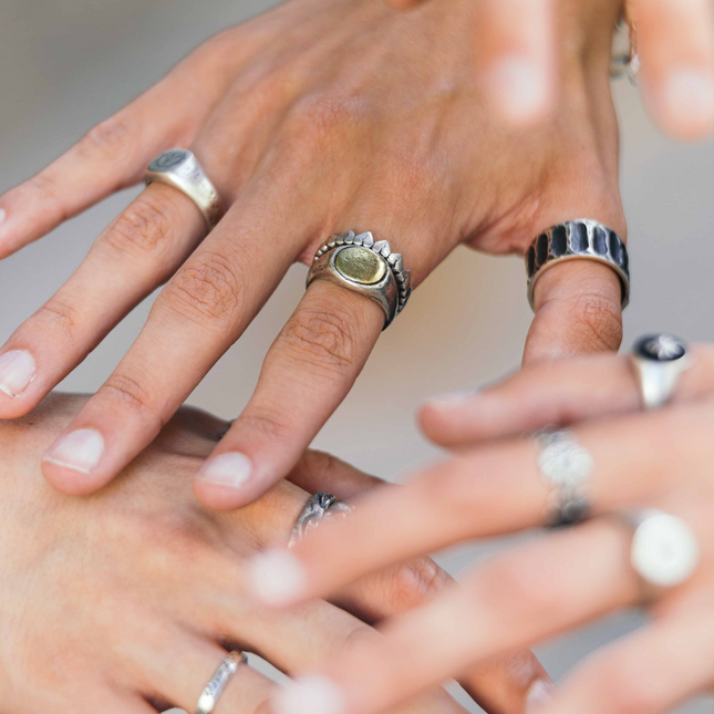 Round Sterling Silver Ring With Gold Details-Ring-Kompsós