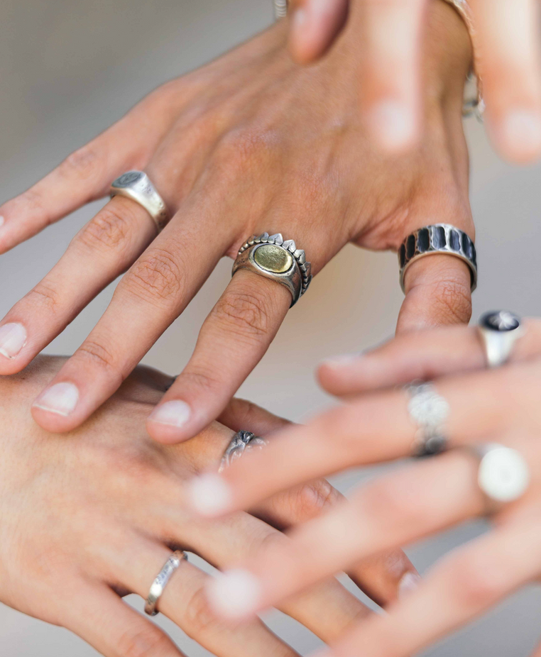 Round Sterling Silver Ring With Gold Details-Ring-Kompsós