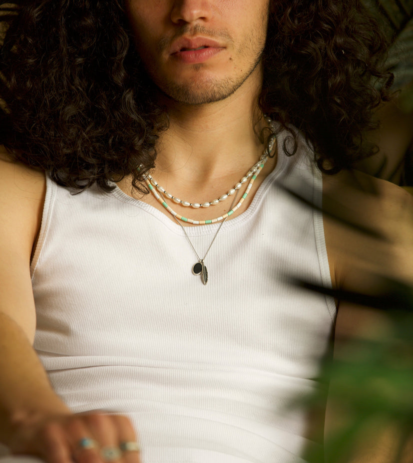 Silver Necklace With Feather And Matte Onyx Charm-Necklace-Kompsós