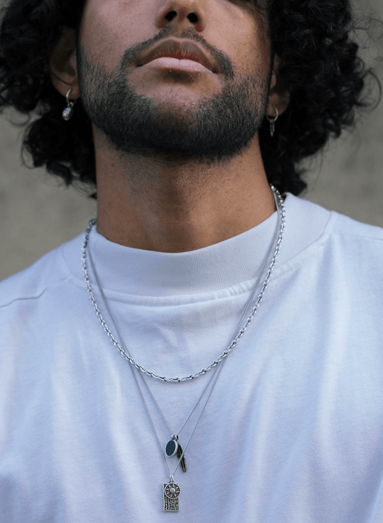 Silver Necklace With Feather And Matte Onyx Charm-Necklace-Kompsós