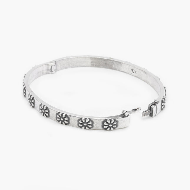 Sterling Silver Lockup Bangle With Embossed Daisy-Bracelet-Kompsós
