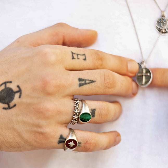 Sterling Silver Oval Signet Ring With Malachite Stone-Ring-Kompsós