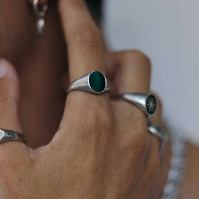 Sterling Silver Oval Signet Ring With Malachite Stone-Ring-Kompsós