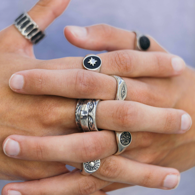 Thin Signet Ring With Engraved Evil Eye-Ring-Kompsós