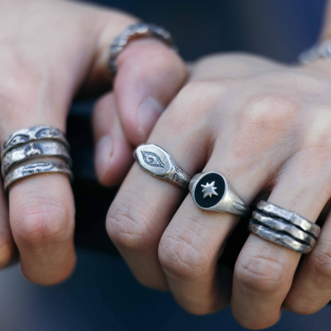 Thin Signet Ring With Engraved Evil Eye-Ring-Kompsós