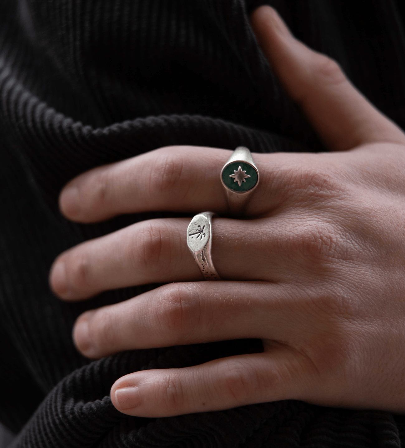 Thin Signet Ring With Engraved Palm Tree-Ring-Kompsós