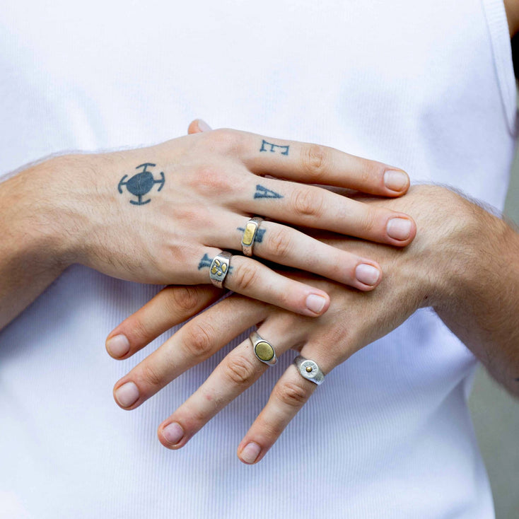 Thin Sterling Silver Ring With Gold Details-Ring-Kompsós