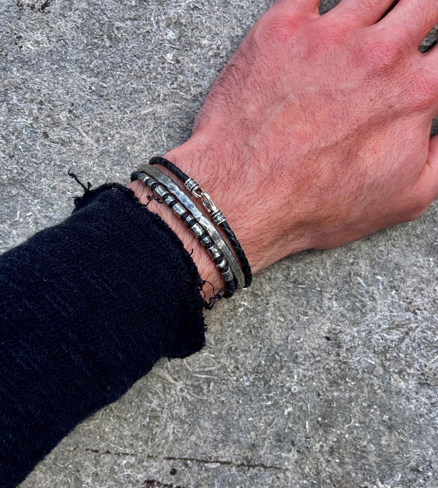 Aged Italian Leather Bracelet With Silver Clasp (Black)-Kompsós