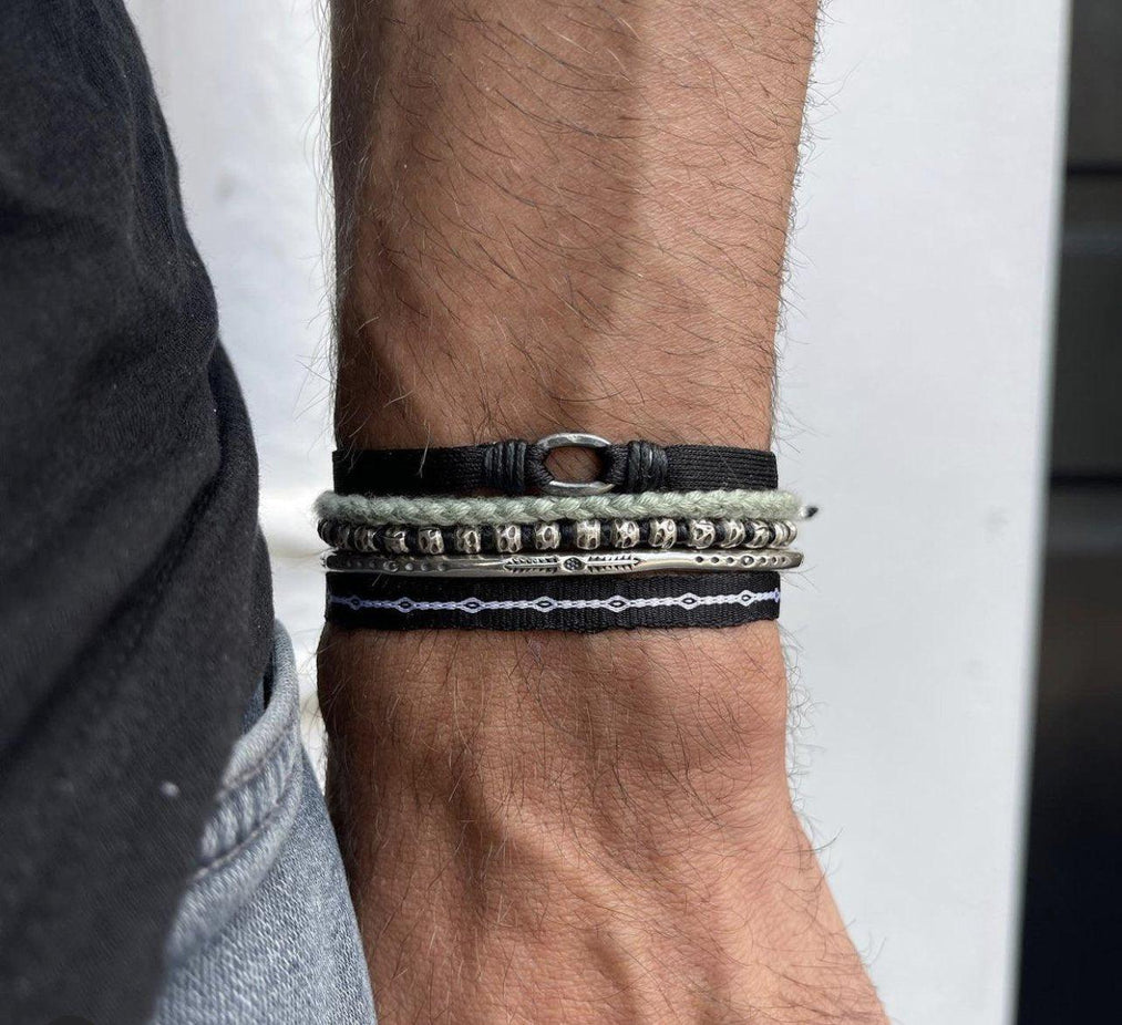Handmade Purnama Bracelet With Silver Hoop (Black) - Kompsós